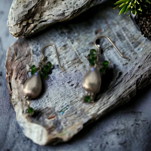 Silver and green dangle earrings - Picture 2 of 5